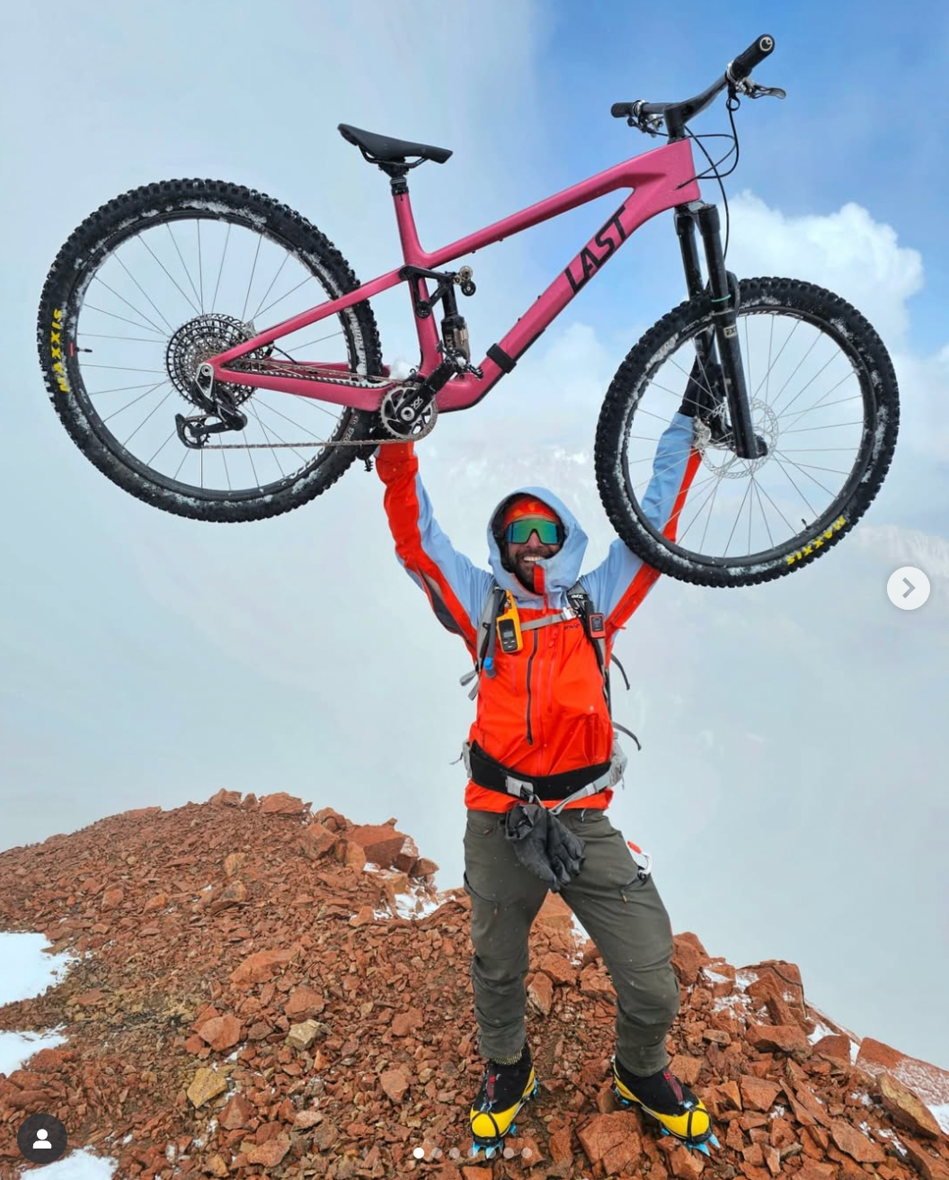 Un célèbre influenceur et biker de l'extrême meurt après une chute de 200 mètres en Italie