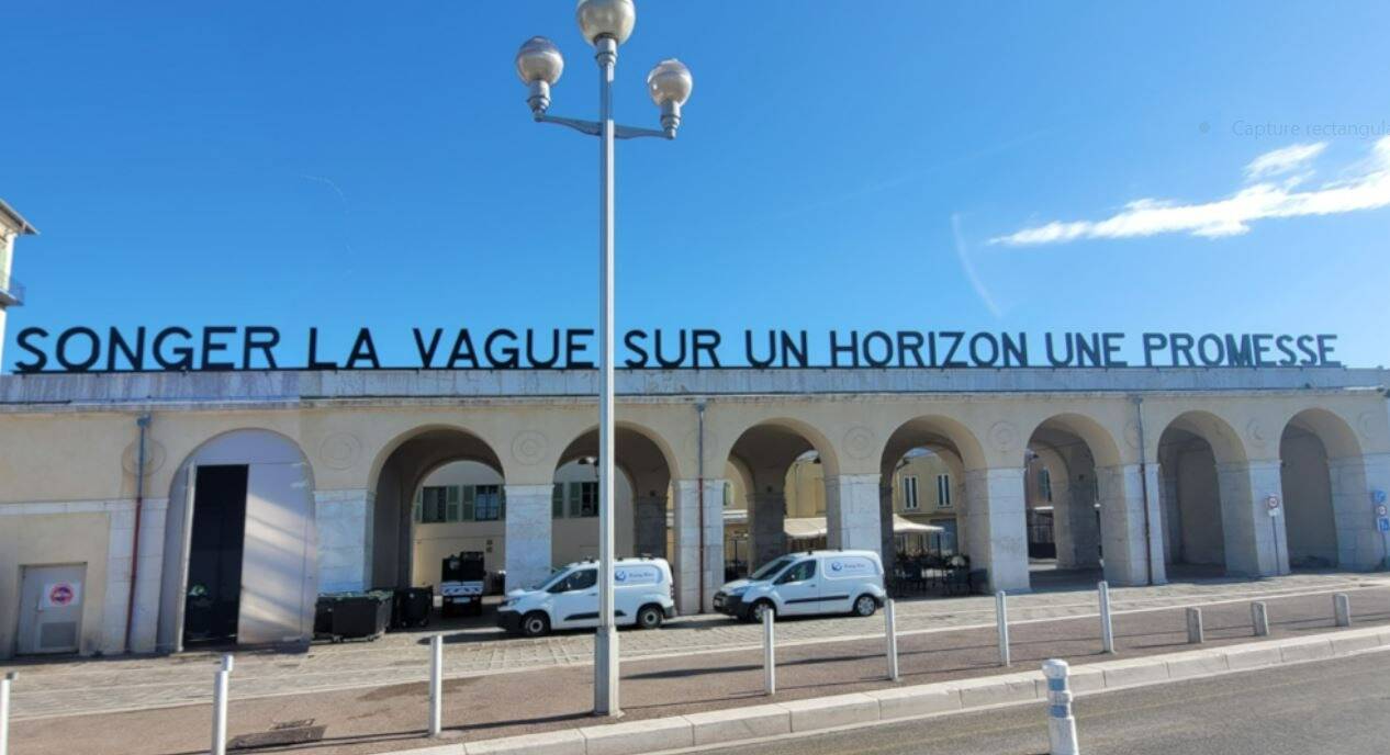 Quelle est cette mystérieuse phrase observée par les Niçois depuis le quai des Etats-Unis?