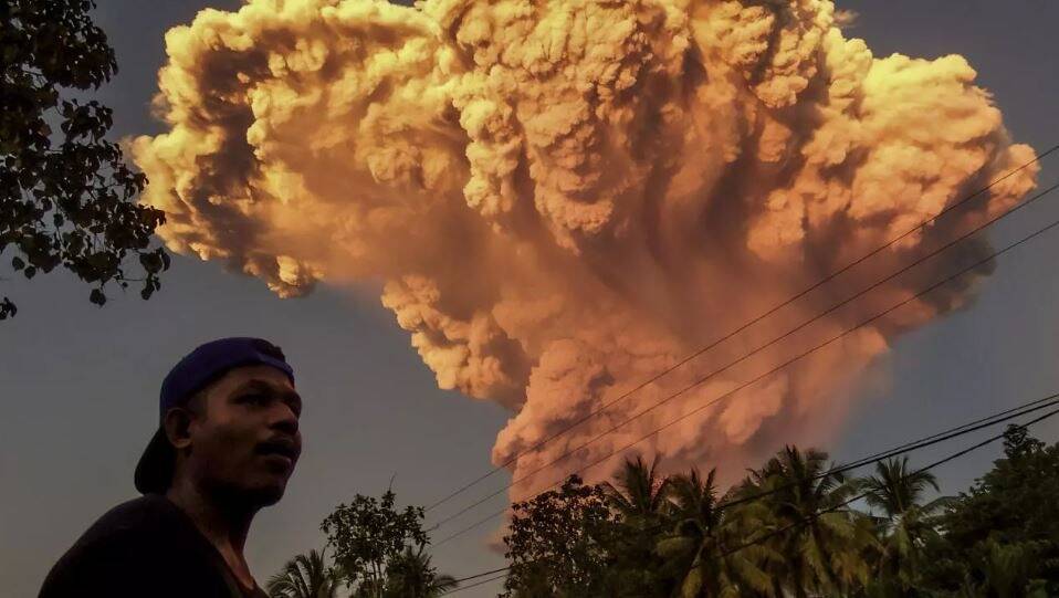 Plus de 400 familles évacuées, pluies de cendres, une trentaine de vols annulés: les images impressionnantes de l'éruption volcanique en Indonésie