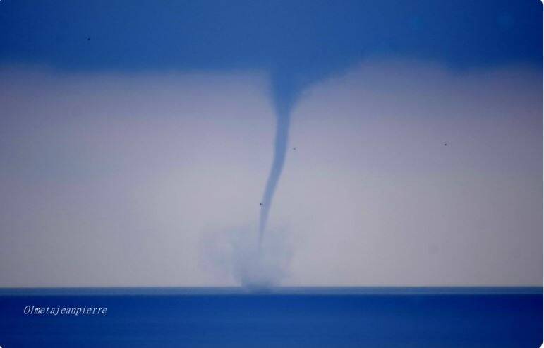 Une impressionnante trombe marine aperçue ce mercredi matin au large de la Corse
