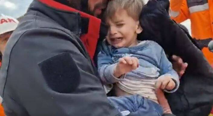 Terribles séismes en Turquie et en Syrie: deux enfants et leur mère secourus après 24 heures de travail pour les sortir des décombres