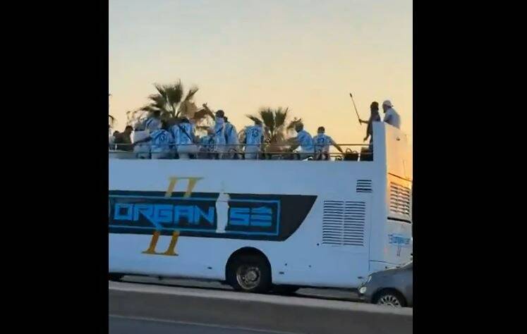 Mais que faisaient Jul et d'autres rappeurs dans un bus au nom de "13 organisé II" sur le Vieux-Port à Marseille ce lundi?