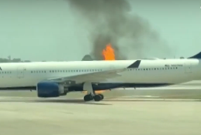 L'appareil était sur le point de décoller: les images impressionnantes d'un avion en feu avec 300 passagers à bord