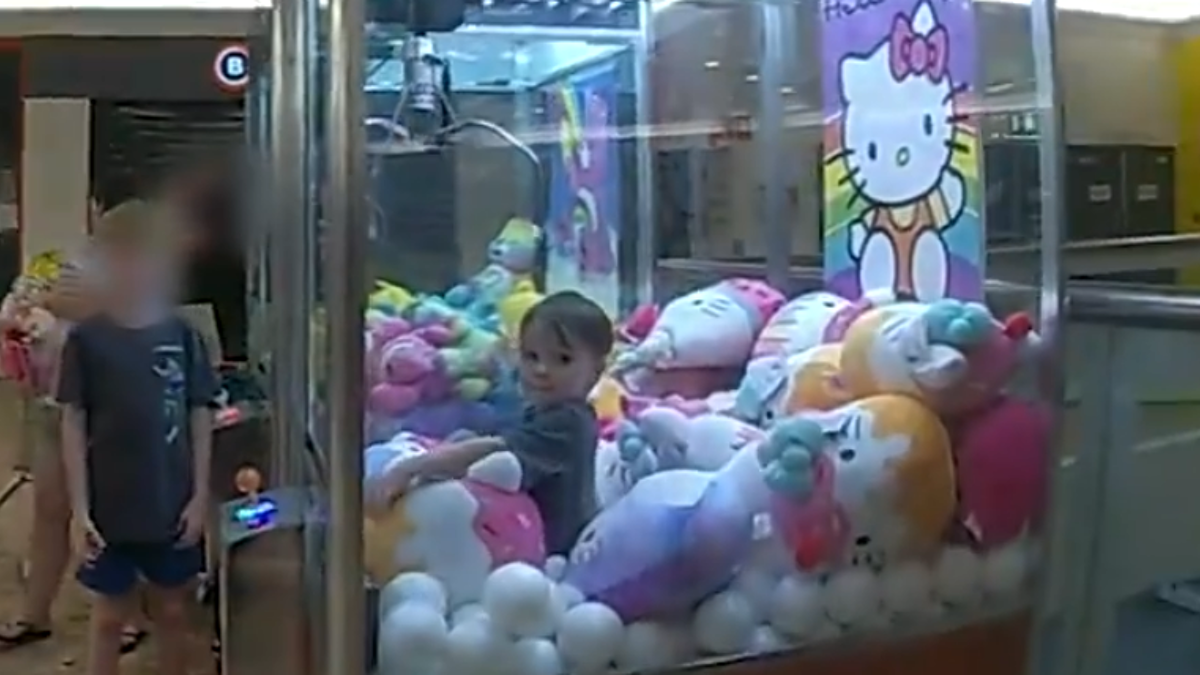 Un enfant de 3 ans se retrouve coincé dans une machine à pince