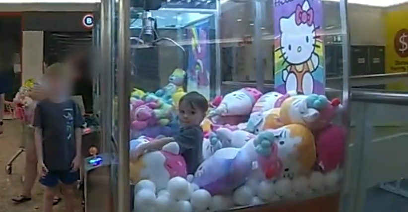 Un enfant de 3 ans se retrouve coincé dans une machine à pince dans un  centre commercial - Nice-Matin