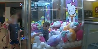 Un enfant de 3 ans se retrouve coincé dans une machine à pince dans un centre commercial