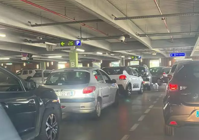 "Un vrai piège à rats, honteux": des bouchons monstres de 4 heures dimanche soir à Cap 3000 provoquent la colère des clients