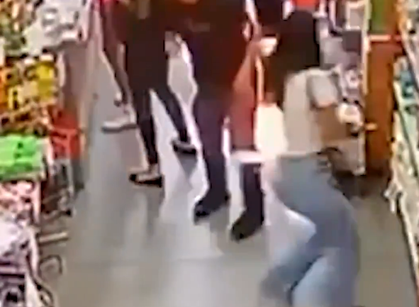 Alors qu'elle patiente à la caisse d'un supermarché, une femme blessée par l'explosion de son téléphone portable au Brésil