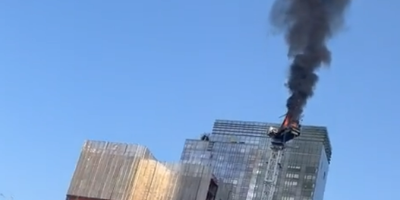En flammes, une grue s'écrase sur un immeuble aux Etats-Unis