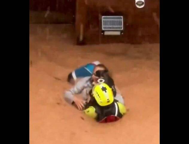 Inondations en Espagne: l'impressionnant sauvetage d'une femme et son chien en train de se faire emporter par le courant