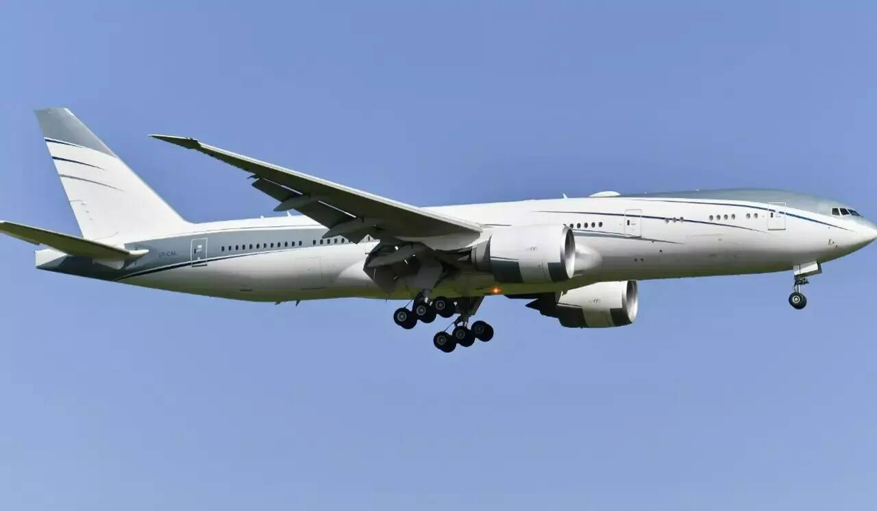 Il est déjà de retour: cet imposant Boeing au fuselage blanc et argenté détonne sur le tarmac de l'aéroport Nice Côte d'Azur