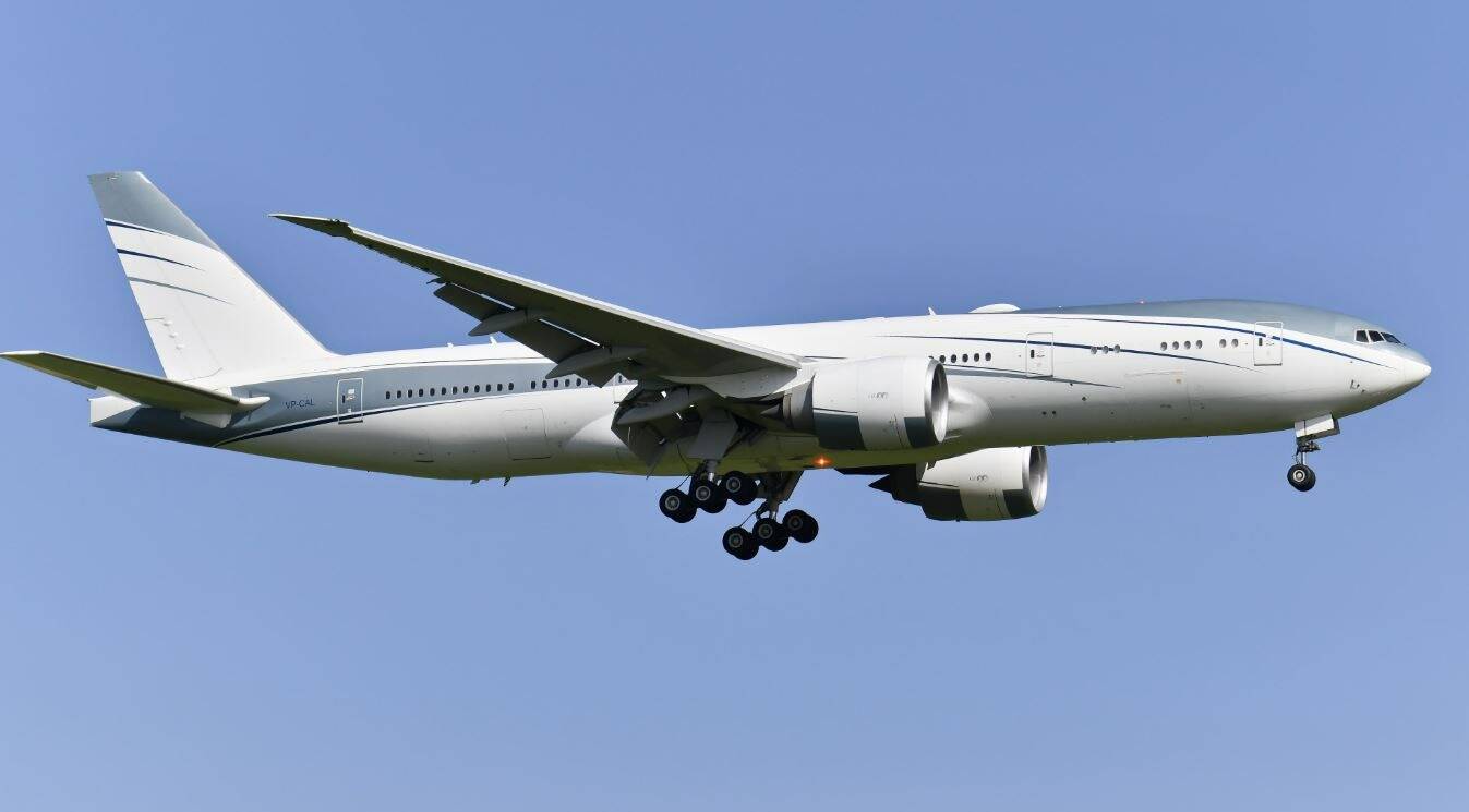 Son méga-yacht est au mouillage à Cannes... mais à qui appartient l'imposant Boeing à l'arrêt à l'aéroport de Nice?