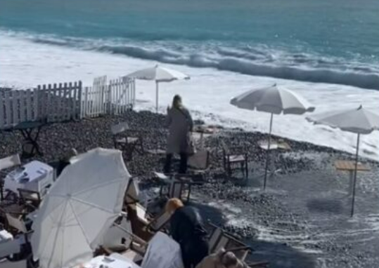 Une énorme vague emporte la terrasse d'un restaurant de plage à Nice, les clients se retrouvent les pieds dans l'eau