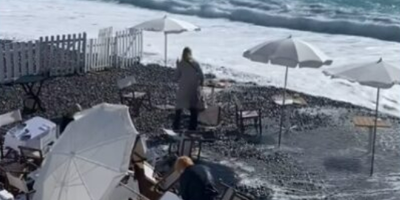 Une énorme vague emporte la terrasse d'un restaurant de plage à Nice, les clients se retrouvent les pieds dans l'eau