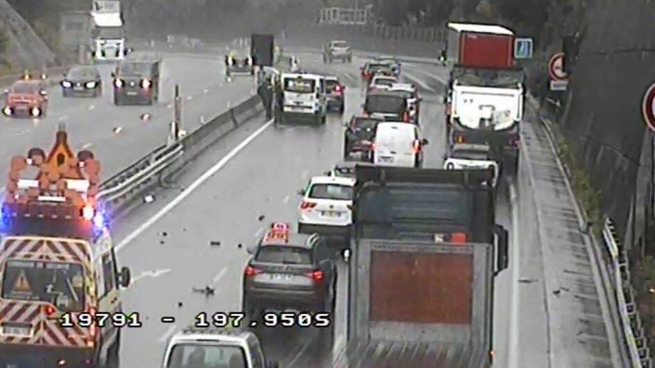 Un accident entre deux véhicules se produit sur l'autoroute A8 au niveau de Nice, la circulation perturbée