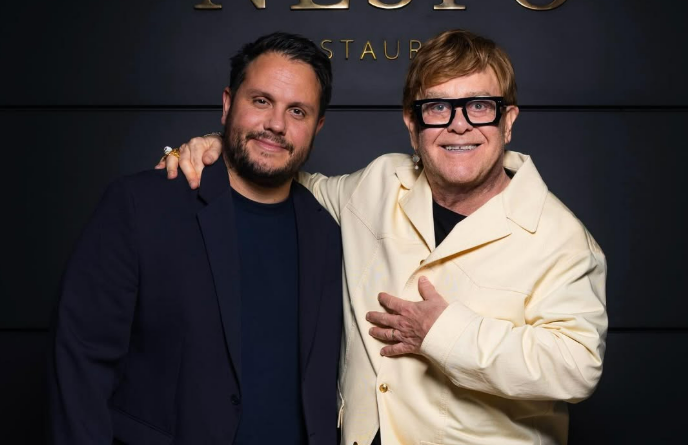 Elton John va mieux: un jour après la diffusion d'une vidéo inquiétante, la star britannique aperçue dans un célèbre restaurant de Nice