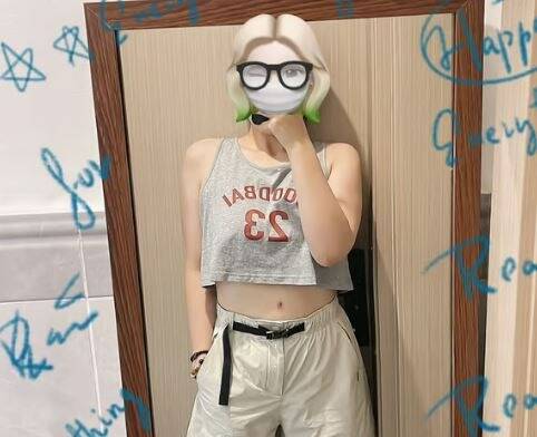 En Chine, l'étonnante mode sur les réseaux sociaux des jeunes femmes qui se collent de... faux nombrils