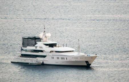 Jacuzzi, terrain de basket... Quel est cet impressionnant yacht amarré devant le port de Saint-Laurent-du-Var?