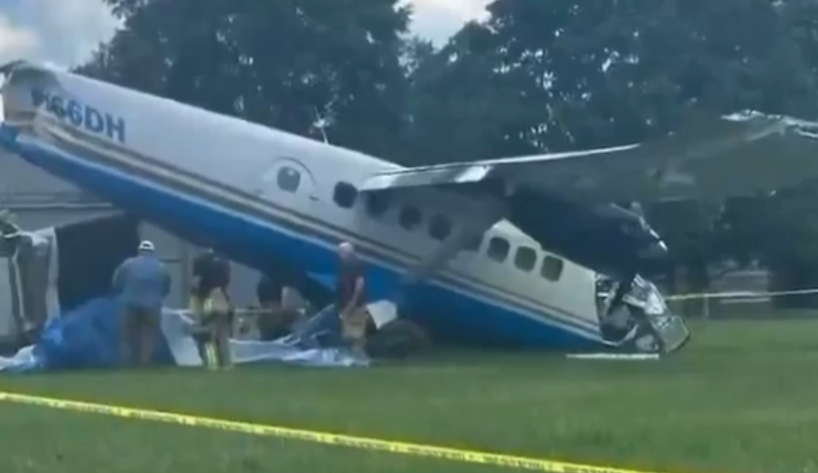 Les images impressionnantes du crash d'un avion de parachutisme avec 20 personnes à bord