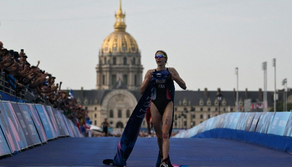 Licenciée à Monaco, la Française Cassandre Beaugrand sacrée championne olympique du triathlon, la Varoise Emma Lombardi termine 4e
