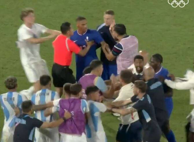 JO-2024: bagarre générale sur le terrain après la victoire des Bleuets contre l'Argentine en quarts, le sélectionneur Thierry Henry "énervé"