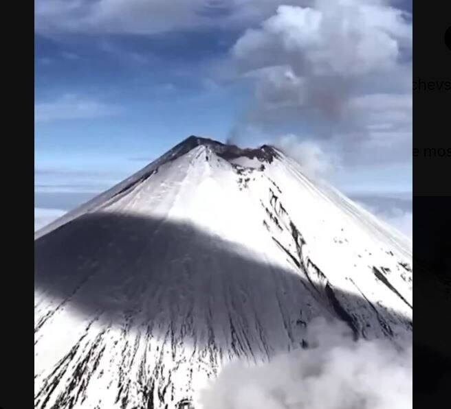 En Russie, un volcan entre en éruption en Extrême-Orient, juste après le puissant séisme qui a entraîné l'alerte tsunami dans le Pacifique