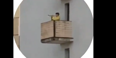 A Kiev, joué par un trompettiste sur son balcon, l'hymne ukrainien se mêle au bruit des détonations