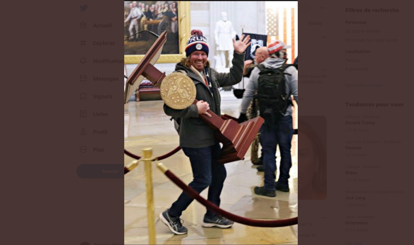L'image a fait le tour du monde... Volé lors de l'intrusion au Capitole, le pupitre de Nancy Pelosi fait son retour