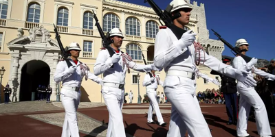 Casque, épaulettes, gants... On vous décrypte la tenue estivale des Carabiniers du prince de Monaco