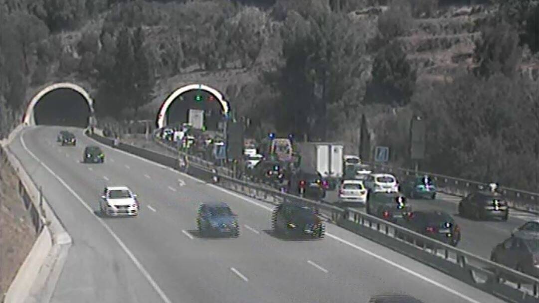 Un accident sur l'autoroute A8 en direction de l'Italie ce mardi à la mi-journée, la circulation perturbée