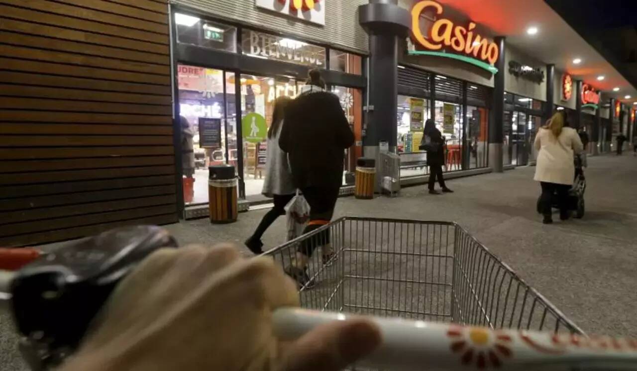 Les magasins et entrepôts Casino repris par Auchan et Intermarché bientôt fixés sur leur sort
