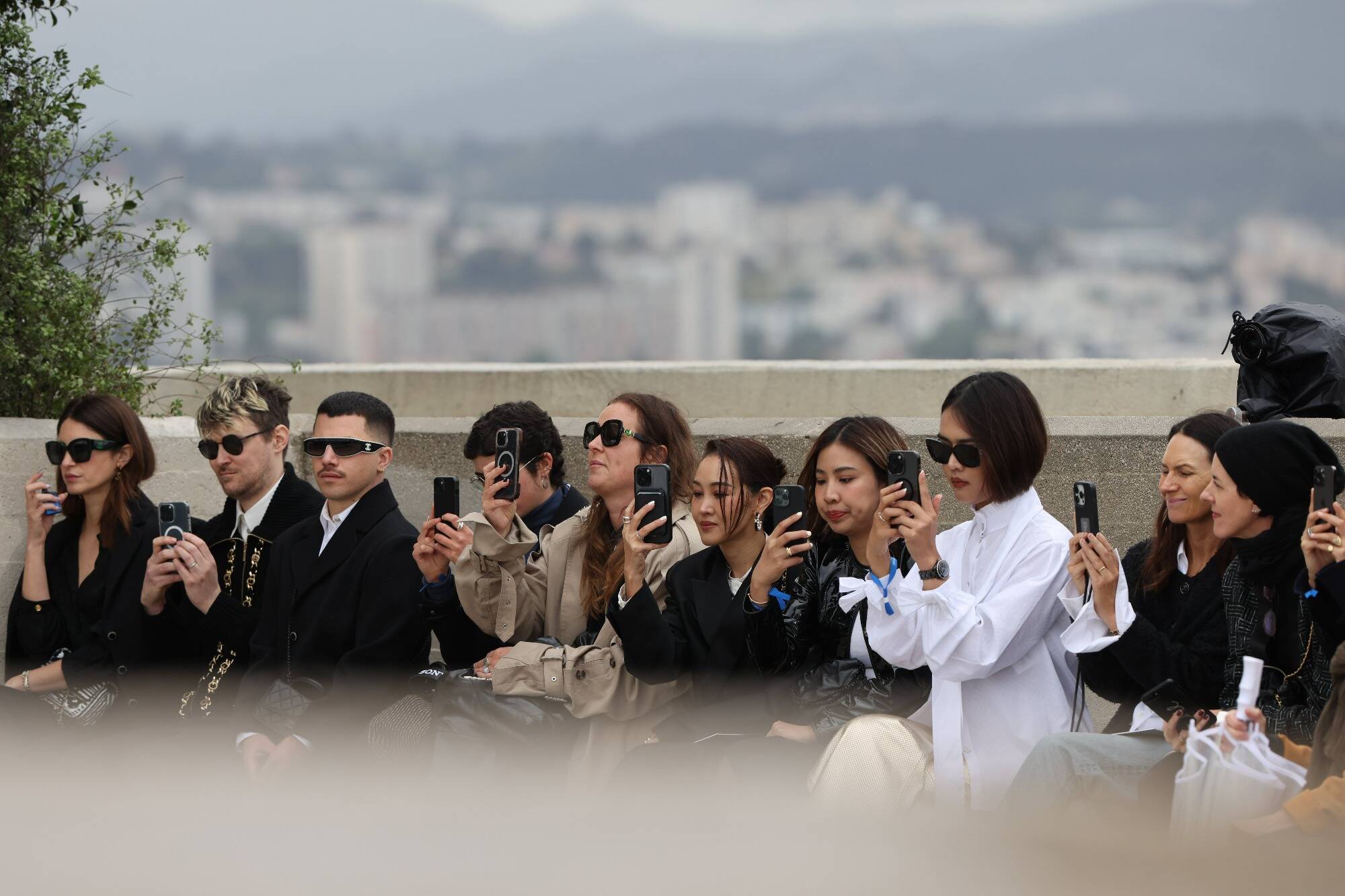 Retour en images sur le défilé Chanel qui s'est déroulé ce jeudi sur le toit de Marseille