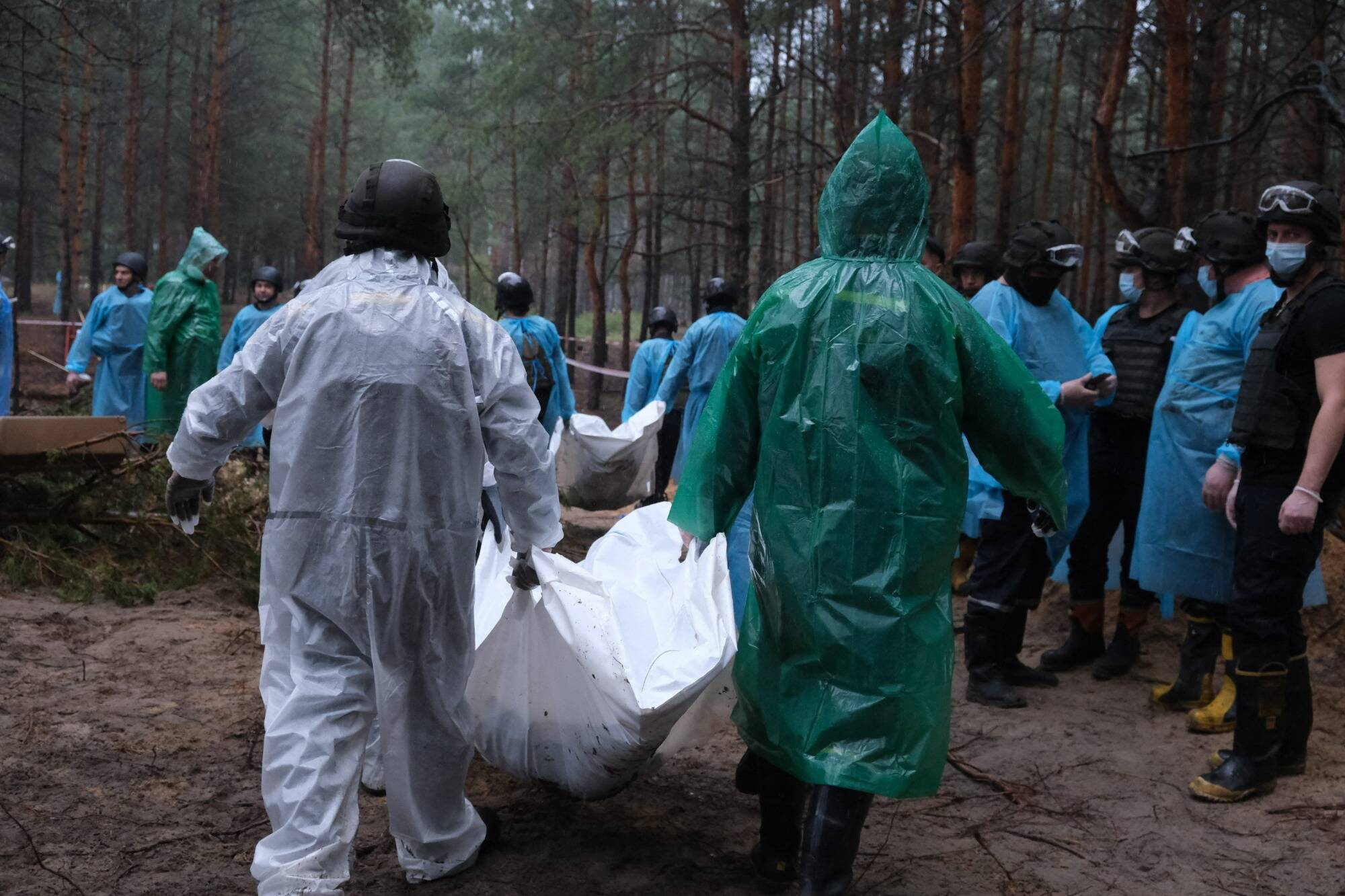 "Un mensonge": la Russie réfute en bloc les accusations de crimes de guerre à Izioum après la découverte de plusieurs centaines de corps