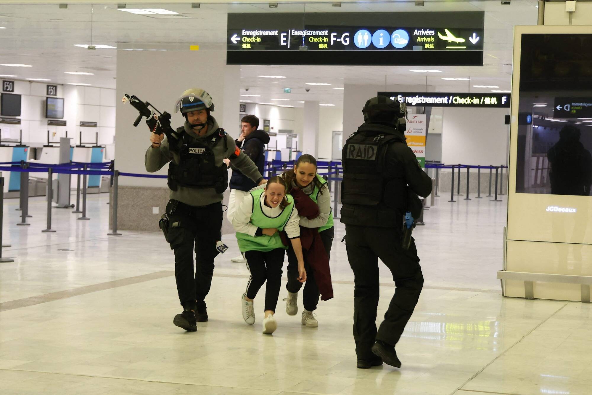 Raid, BRI, terroristes, otages... Un attentat et une tuerie de masse simulés cette nuit à l'aéroport de Nice
