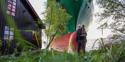 Les images impressionnantes d'un cargo de 135m échoué dans le jardin d'un Norvégien enfin renfloué