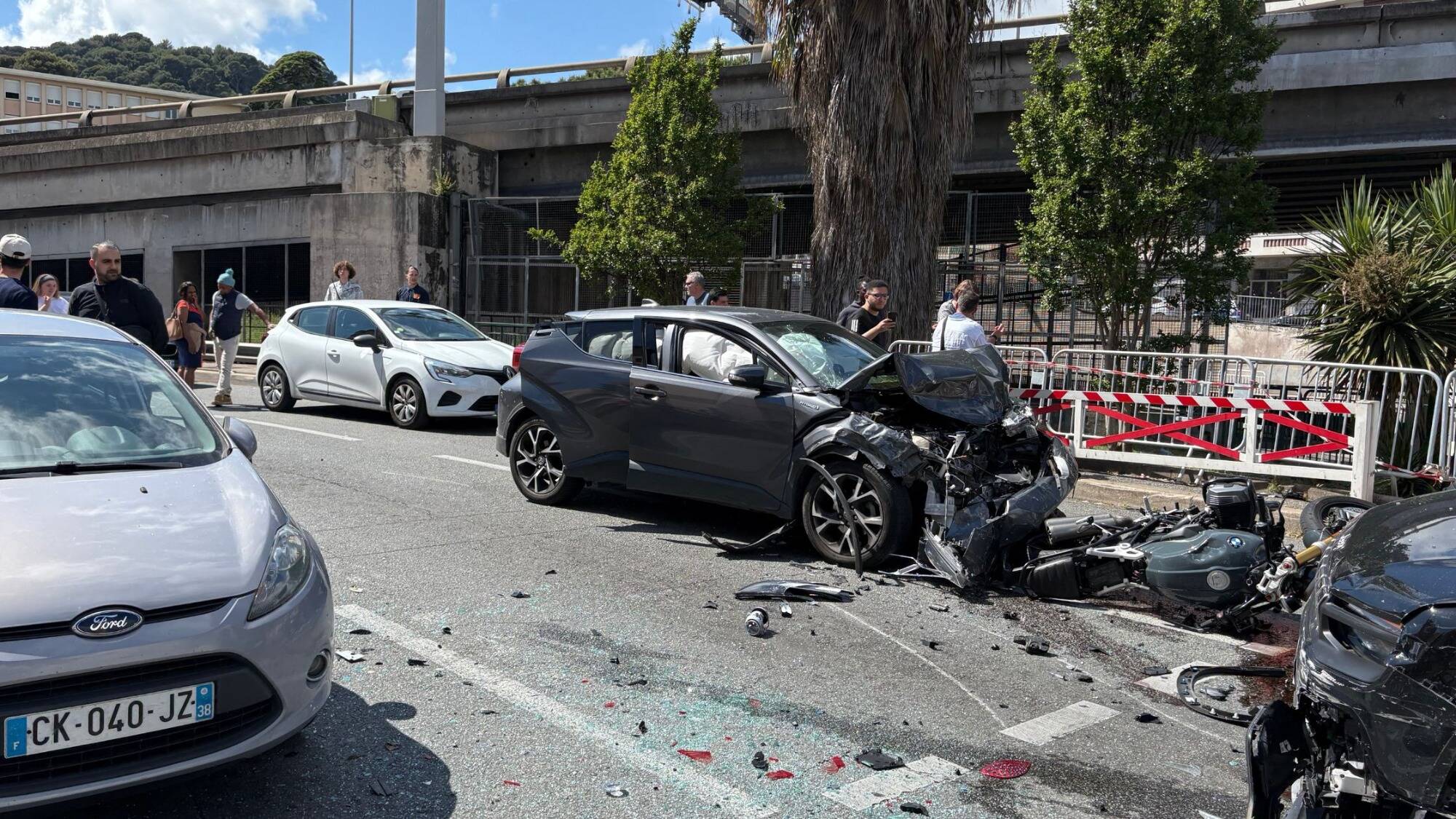 5 voitures et 1 moto: spectaculaire carambolage à la sortie de la voie rapide de Nice, "plusieurs victimes sont en cours de bilan"