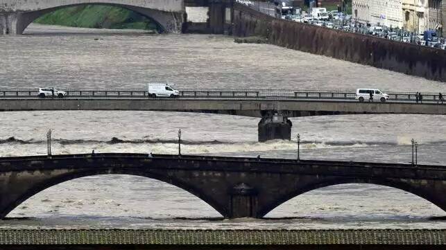 "C'est comme si un mois de pluie était tombé en six heures": en Italie, des dizaines d'habitants de Toscane évacués face aux inondations