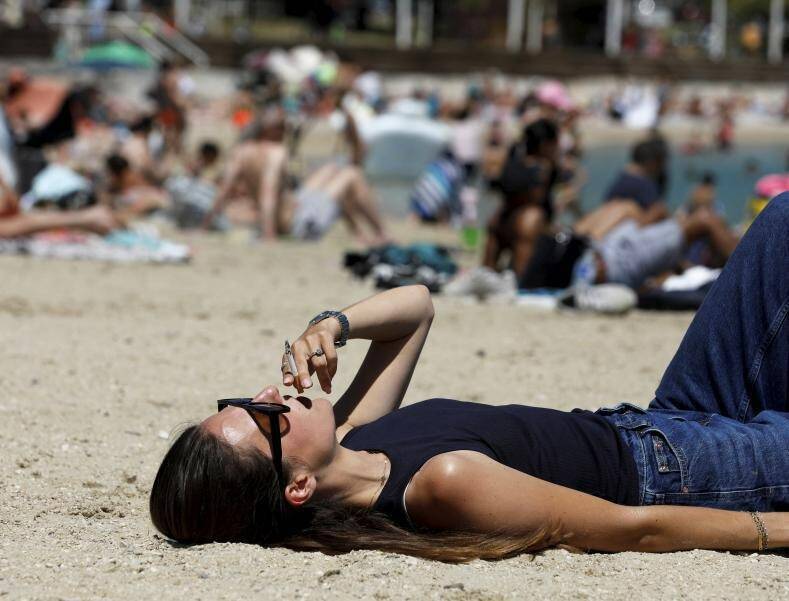 "Je fume quand même": l'interdiction de fumer crée le débat sur les plages du Var
