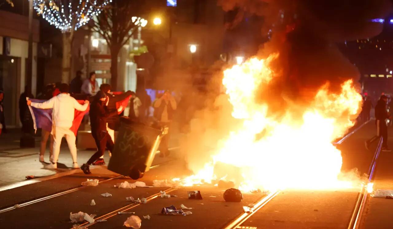 Après les incidents lors du Mondial, des mesures pour éviter les feux de poubelle le soir du réveillon à Nice