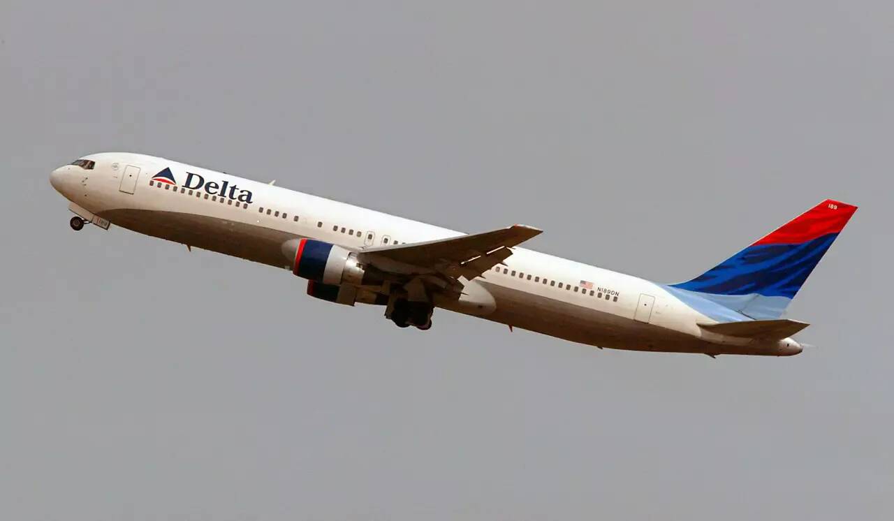 "Le nez et les oreilles des gens ont commencé à saigner": frayeur pour les passagers d'un vol de la compagnie américaine Delta Airlines