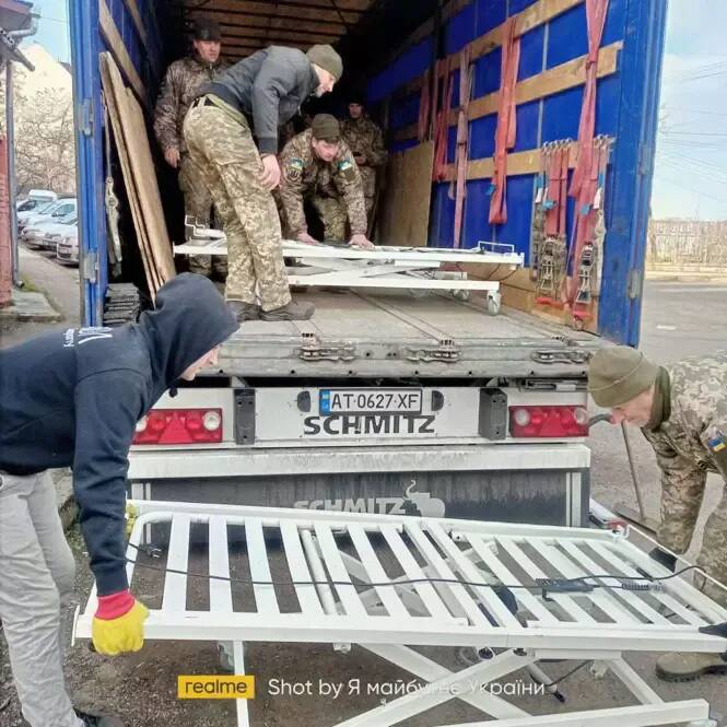 Il est enfin arrivé: un camion parti de la Côte d'Azur a livré 100m3 de dons en Ukraine