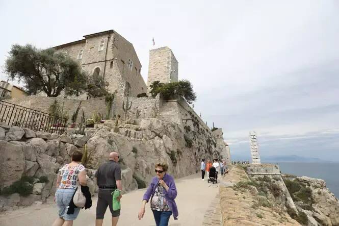 Faut-il restreindre la circulation des voitures sur les remparts d'Antibes: donnez-nous votre avis!