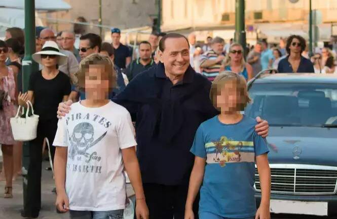 Quand Silvio Berlusconi, qui venait d'être condamné en Italie, soufflait à Saint-Tropez