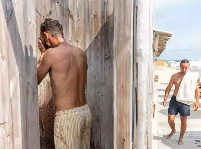 Avec la sécheresse, faut-il interdire les douches sur les plages varoises?
