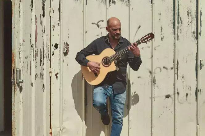 Rencontre avec le chanteur azuréen Philippe Cara qui ouvrira la voie à Stephan Eicher et Pierre de Maere aux Nuits Carrées d'Antibes