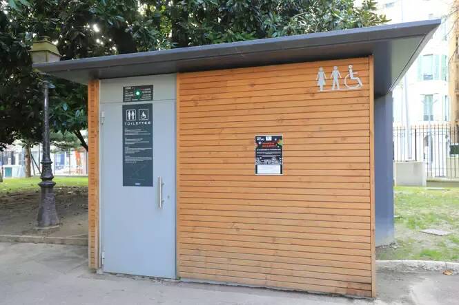 Pourquoi n'y a-t-il pas de toilettes publiques accessibles PMR sur la Promenade des Anglais à Nice?