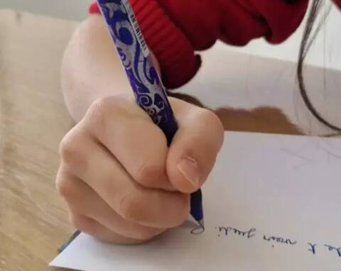 Quels crayons proposer aux tout-petits ? - mieux écrire : rééducation de  l'écriture.