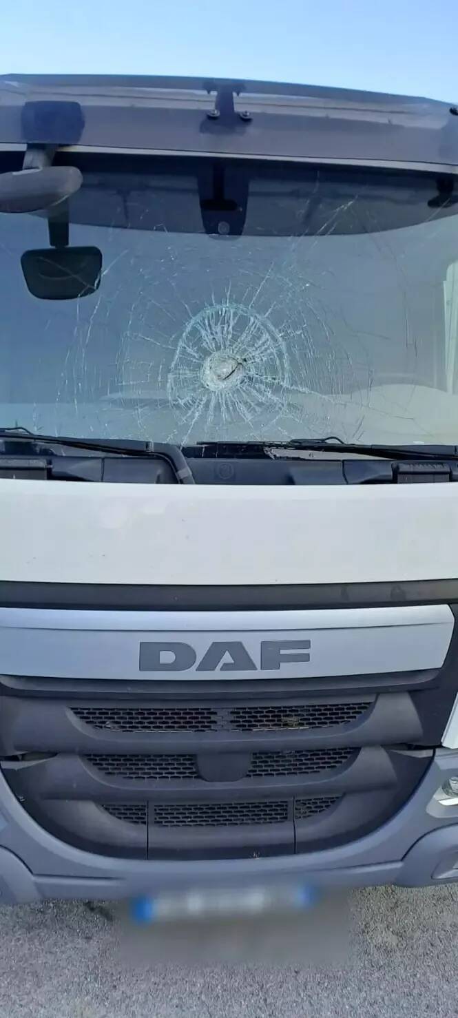 Poids lourds caillassés, chauffeurs choqués, forces de l'ordre en alerte: qui sème la peur sur cette route de la Côte d'Azur?