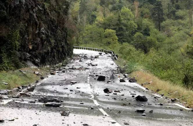 Chutes d'arbres, éboulements, coups de mer... on fait le point sur l'état des routes ce matin dans les Alpes-Maritimes