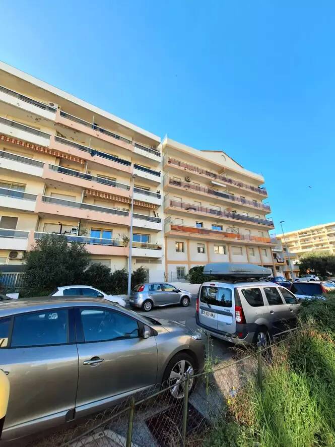 "C'était une scène de guerre": des feux d'artifice tirés sur un immeuble à Saint-Laurent-du-Var